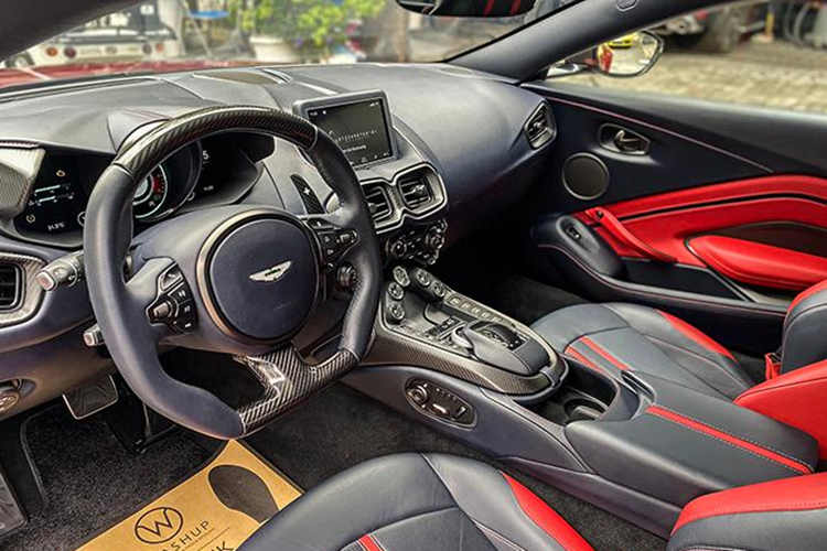 Hiện chưa rõ ông Đặng Lê Nguyên Vũ đã chi ra bao nhiêu tiền để sở hữu chiếc xe thể thao Aston Martin V8 Vantage hàng hiếm tại Việt Nam này.