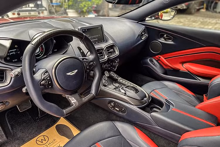 Hiện chưa rõ ông Đặng Lê Nguyên Vũ đã chi ra bao nhiêu tiền để sở hữu chiếc xe thể thao Aston Martin V8 Vantage hàng hiếm tại Việt Nam này.