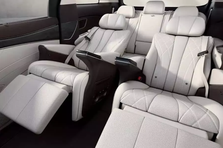 Đồng thời, xe chạy trên vành hợp kim nhôm đa chấu 18 inch mới và một lớp sơn mới có tên Starry Gray cũng đã được thêm vào các lựa chọn Night Black, Bright White và Elegant Blue hiện có. Hệ thống kiểm soát giảm xóc liên tục DiSus-C của BYD, iCCT (công nghệ kiểm soát sự thoải mái thông minh) và hệ dẫn động bốn bánh điện thông minh đều có mặt.