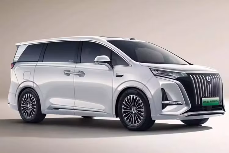 Mẫu xe MPV Denza D9 2025 mới chủ yếu được nâng cấp về mặt cấu hình. Toàn bộ dòng xe đều được trang bị hệ thống hỗ trợ lái xe tiên tiến BAS 3.0+ “God's Eye” của BYD.