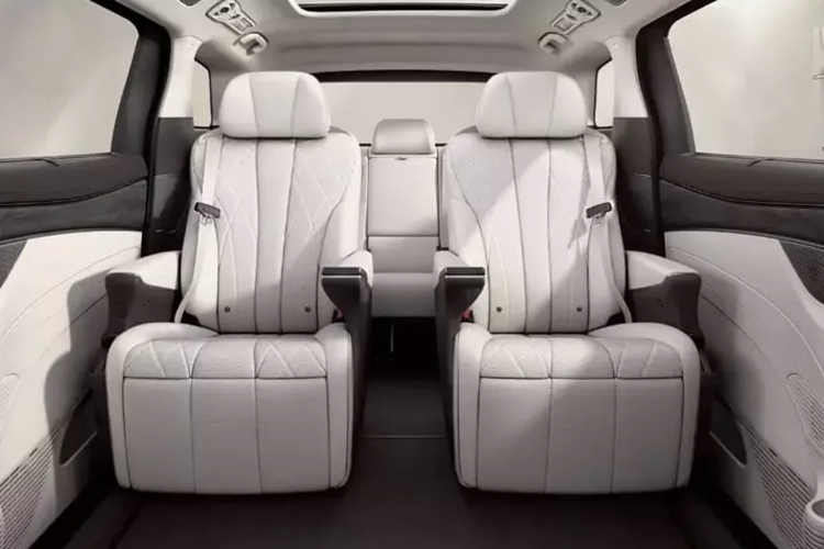 Denza D9 2025 có chiều dài, chiều rộng và chiều cao lần lượt là 5250 mm, 1960 mm và 1900 mm, chiều dài cơ sở là 3110 mm, ngắn hơn 20 mm so với mẫu xe 2024. Vị quan chức này cho biết chiếc xe có thể chứa bảy người lớn cao 1,80 mét, bảy vali xách tay và 7 ba lô cùng một lúc.