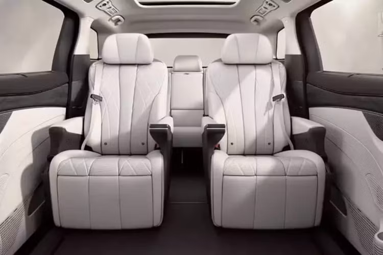 Denza D9 2025 có chiều dài, chiều rộng và chiều cao lần lượt là 5250 mm, 1960 mm và 1900 mm, chiều dài cơ sở là 3110 mm, ngắn hơn 20 mm so với mẫu xe 2024. Vị quan chức này cho biết chiếc xe có thể chứa bảy người lớn cao 1,80 mét, bảy vali xách tay và 7 ba lô cùng một lúc.