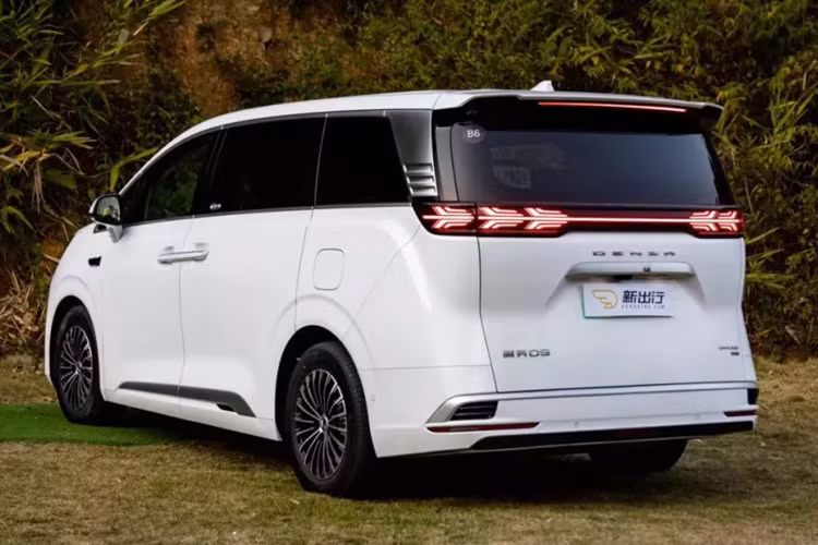 Ngoài ra, Denza D9 2025 tại Trung Quốc còn hỗ trợ kết nối 10 màn hình bao gồm màn hình điều khiển trung tâm, bảng đồng hồ LCD, màn hình giải trí cho phi công phụ, HUD, màn hình kép phía sau ghế trước, màn hình kép ở bệ tỳ tay hàng ghế sau, gương chiếu hậu kỹ thuật số và màn hình cảm ứng ở tủ lạnh.