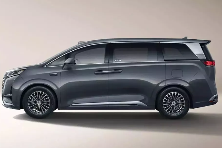 Bên trong, bố cục cũng hầu như không thay đổi với những cập nhật sau: một màn hình giải trí dành cho ghế phụ, tủ lạnh 7,5 lít, ghế đã được nâng cấp để hỗ trợ cả chức năng làm mát và sưởi ấm, khe cắm sạc không dây cho điện thoại di động và hàng ghế thứ hai đã được nâng cấp thành ghế không trọng lực, hàng ghế thứ ba hỗ trợ điều chỉnh điện, nội thất có hai màu âu vàng và màu be.