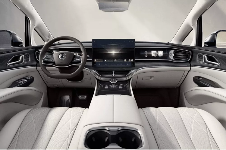 Về ngoại thất, diện mạo vẫn gần như không thay đổi, với việc bổ sung lidar trên nóc xe để hiện thực hóa hệ thống “God's Eye” của BYD, hỗ trợ các chức năng hỗ trợ dẫn đường trong thành phố và tốc độ cao bao gồm dừng/khởi động đèn giao thông, nhận dạng làn đường không đều, tránh chướng ngại vật và phanh khẩn cấp tự động ở tốc độ 120 km/h. Tổng cộng có 32 cảm biến trên toàn bộ xe.