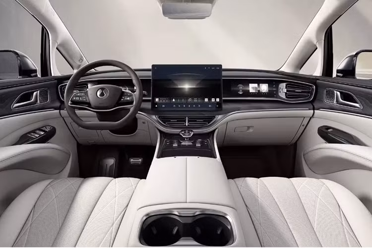 Về ngoại thất, diện mạo vẫn gần như không thay đổi, với việc bổ sung lidar trên nóc xe để hiện thực hóa hệ thống “God's Eye” của BYD, hỗ trợ các chức năng hỗ trợ dẫn đường trong thành phố và tốc độ cao bao gồm dừng/khởi động đèn giao thông, nhận dạng làn đường không đều, tránh chướng ngại vật và phanh khẩn cấp tự động ở tốc độ 120 km/h. Tổng cộng có 32 cảm biến trên toàn bộ xe.