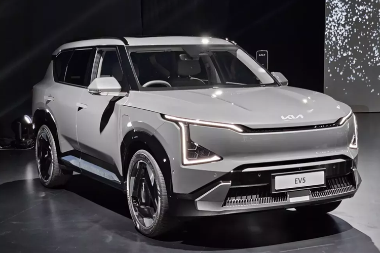 Tại triển lãm Ô tô Quốc tế Bangkok (BIMS) 2024, hãng Kia đã bất ngờ mang mẫu xe điện EV5 đến giới thiệu với người tiêu dùng Thái Lan. Trước đó không lâu, Kia cũng đã tung ra mẫu SUV điện cỡ lớn EV9 ở thị trường này. Thái Lan chính là thị trường Đông Nam Á đầu tiên đón nhận Kia EV5 2024 mới.