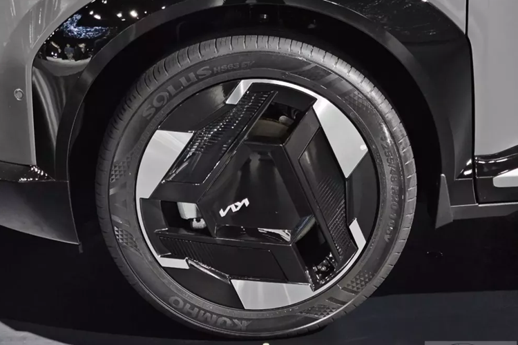 Điểm nhấn trong ngoại hình của mẫu xe này nằm ở lưới tản nhiệt đóng kín, đèn pha 3 bóng, đèn LED định vị ban ngày và đèn hậu lấy cảm hứng thiết kế từ bản đồ sao, tay nắm cửa ẩn hay bộ vành hợp kim phay xước phối đen bóng.