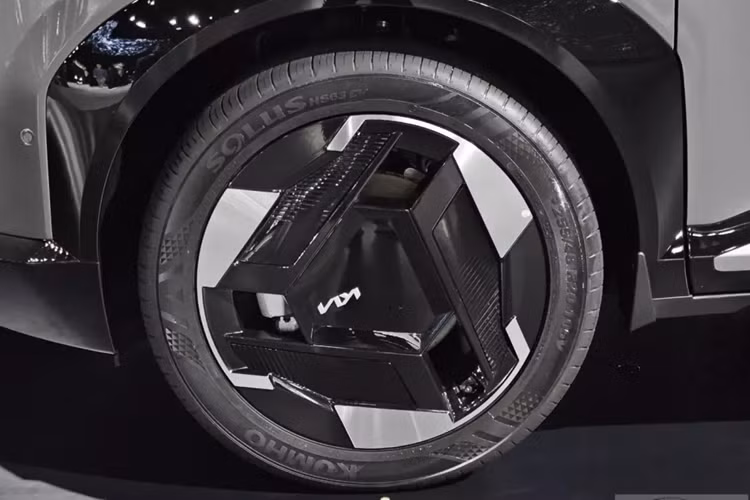 Điểm nhấn trong ngoại hình của mẫu xe này nằm ở lưới tản nhiệt đóng kín, đèn pha 3 bóng, đèn LED định vị ban ngày và đèn hậu lấy cảm hứng thiết kế từ bản đồ sao, tay nắm cửa ẩn hay bộ vành hợp kim phay xước phối đen bóng.