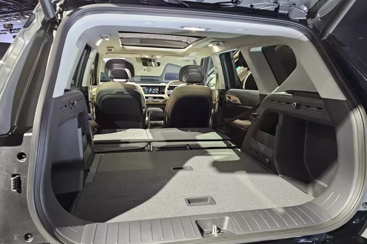 Trước mặt người lái là vô lăng vát 2 đầu với cần số điện tử nằm phía sau. Màn hình cong cỡ lớn đặt nổi trên mặt táp-lô sẽ là trang bị tiêu chuẩn của xe. Màn hình này là sự kết hợp giữa bảng đồng hồ kỹ thuật số và màn hình cảm ứng trung tâm cùng có kích thước 12,3 inch.