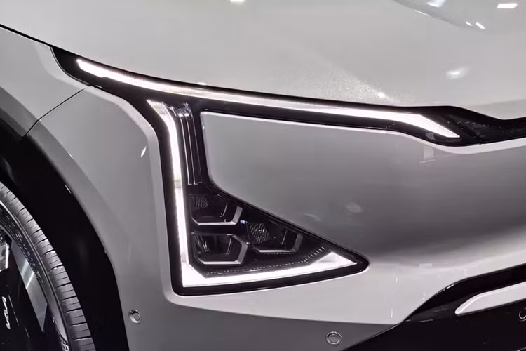 Với kích thước này, Kia EV5 sẽ là đối thủ của BYD Atto 3. Nếu gia nhập thị trường Thái Lan trong thời gian tới, VinFast VF7 cũng sẽ phải cạnh tranh với mẫu xe Hàn Quốc này. EV5 được áp dụng ngôn ngữ thiết kế Opposites United của thương hiệu Kia. Do đó, xe sở hữu một số nét giống với đàn anh Kia EV9.