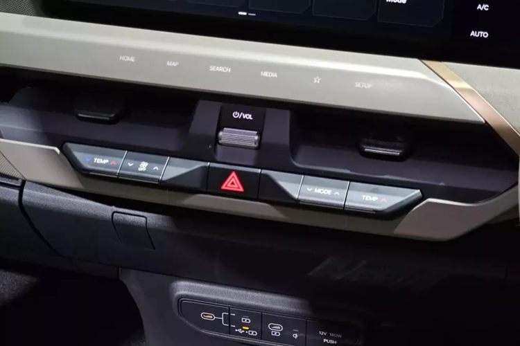 Ngoài ra, bản tiêu chuẩn của Kia EV5 ở Thái Lan còn có những trang bị tiện nghi khác như ghế bọc da tổng hợp, ghế lái chỉnh điện, vô lăng bọc da chỉnh 4 hướng, điều hòa tự động 2 vùng, kết nối Apple CarPlay/Android Auto không dây và hệ thống âm thanh 6 loa.