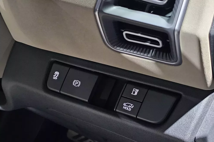 Màn hình hiển thị thông tin kính lái HUD, ngăn chứa đồ đa dụng có thể chỉnh nhiệt độ từ 5 - 55 độ C, bàn gấp tích hợp vào lưng ghế trước và hệ thống âm thanh Harman Kardon 10 vị trí xung quanh xe. Trang bị an toàn của mẫu SUV điện này ở bản tiêu chuẩn cũng khá đầy đủ với 7 túi khí,