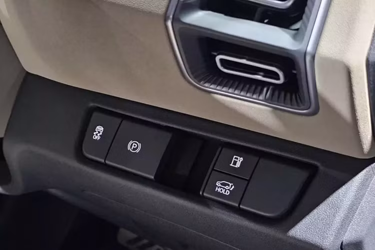 Màn hình hiển thị thông tin kính lái HUD, ngăn chứa đồ đa dụng có thể chỉnh nhiệt độ từ 5 - 55 độ C, bàn gấp tích hợp vào lưng ghế trước và hệ thống âm thanh Harman Kardon 10 vị trí xung quanh xe. Trang bị an toàn của mẫu SUV điện này ở bản tiêu chuẩn cũng khá đầy đủ với 7 túi khí,