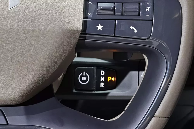 Những trang bị như gương chiếu hậu chống chói tự động, sạc điện thoại không dây, ghế phụ lái chỉnh điện và đèn viền trang trí nội thất sẽ chỉ dành cho các bản cao cấp. Riêng bản cao cấp nhất sẽ có thêm ghế lái Relaxation chỉnh điện/sưởi/làm mát/massage/nhớ vị trí,