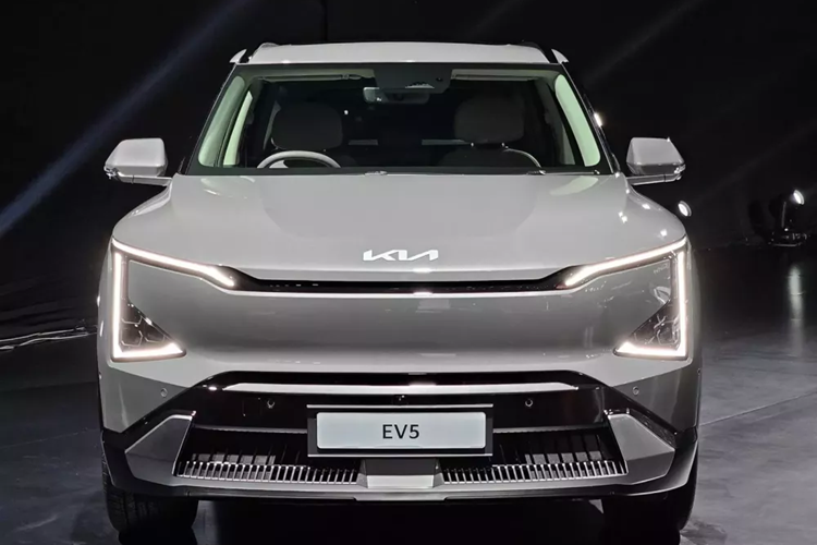 Lần đầu tiên ra mắt toàn cầu vào hồi tháng 8/2023, Kia EV5 được phát triển dựa trên cơ sở gầm bệ E-GMP dành riêng cho ô tô điện của tập đoàn Hyundai, tương tự EV6 và EV9. Mẫu xe này được định vị trong phân khúc SUV điện hạng C với kích thước dài x rộng x cao lần lượt 4.615 x 1.875 x 1.715 mm và chiều dài cơ sở 2.750 mm.