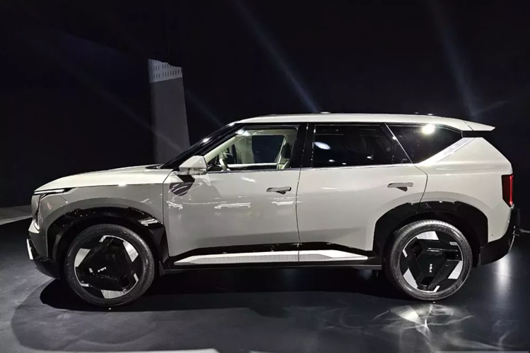 Kia EV5 tại thị trường Thái Lan có 4 phiên bản, bao gồm Light, Air, Long Range và Earth Exclusive AWD. Giá xe Kia EV5 2024 dao động từ 1,249 - 1,749 triệu Baht (khoảng 849 triệu đến 1,189 tỷ đồng). Đây là giá bán ưu đãi sẽ được áp dụng cho xe đến hết tháng 4/2024.