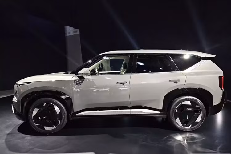 Kia EV5 tại thị trường Thái Lan có 4 phiên bản, bao gồm Light, Air, Long Range và Earth Exclusive AWD. Giá xe Kia EV5 2024 dao động từ 1,249 - 1,749 triệu Baht (khoảng 849 triệu đến 1,189 tỷ đồng). Đây là giá bán ưu đãi sẽ được áp dụng cho xe đến hết tháng 4/2024.