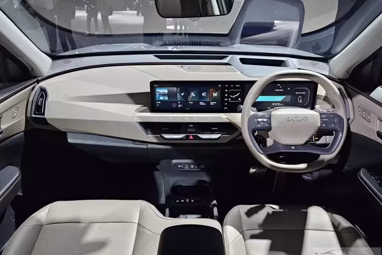 Những trang bị ngoại thất tiêu chuẩn của mẫu SUV điện này gồm có hệ thống đèn LED xung quanh xe, đèn pha tự động, vành hợp kim 18 inch, cần gạt mưa tự động, tay nắm cửa chỉnh tay và gương chiếu hậu gập điện/chỉnh điện.