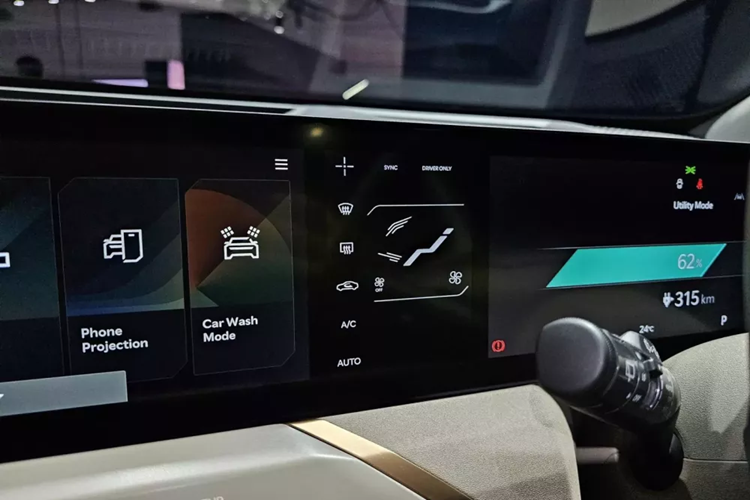 Kẹp giữa là màn hình cảm ứng 5 inch để chỉnh điều hòa. Ngoài ra, hãng Kia còn bố trí thêm dãy nút bấm cơ học nằm bên dưới cửa gió trung tâm để chỉnh điều hòa nhằm mang đến sự tiện lợi cho người dùng.