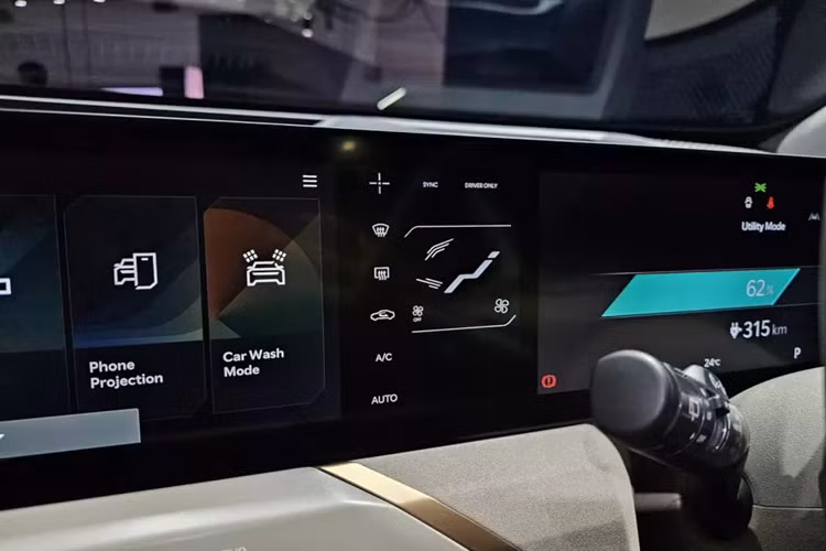 Kẹp giữa là màn hình cảm ứng 5 inch để chỉnh điều hòa. Ngoài ra, hãng Kia còn bố trí thêm dãy nút bấm cơ học nằm bên dưới cửa gió trung tâm để chỉnh điều hòa nhằm mang đến sự tiện lợi cho người dùng.