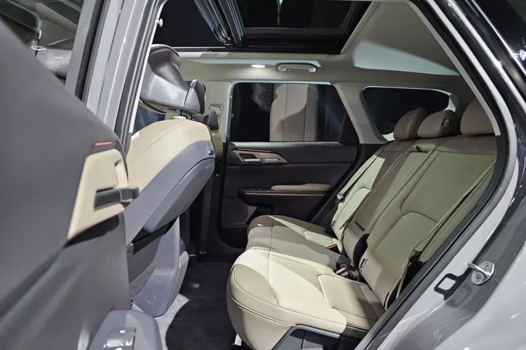 Các bản cao cấp hơn sẽ có thêm cửa sổ trời toàn cảnh, cửa cốp đóng/mở chỉnh điện rảnh tay, tay nắm cửa chỉnh điện và ốp cua lốp màu đen bóng. Tương tự ngoại thất, nội thất của mẫu xe này cũng gợi liên tưởng đến Kia EV9. Bên trong xe, Kia EV5 được trang bị 2 hàng ghế với 5 chỗ ngồi.