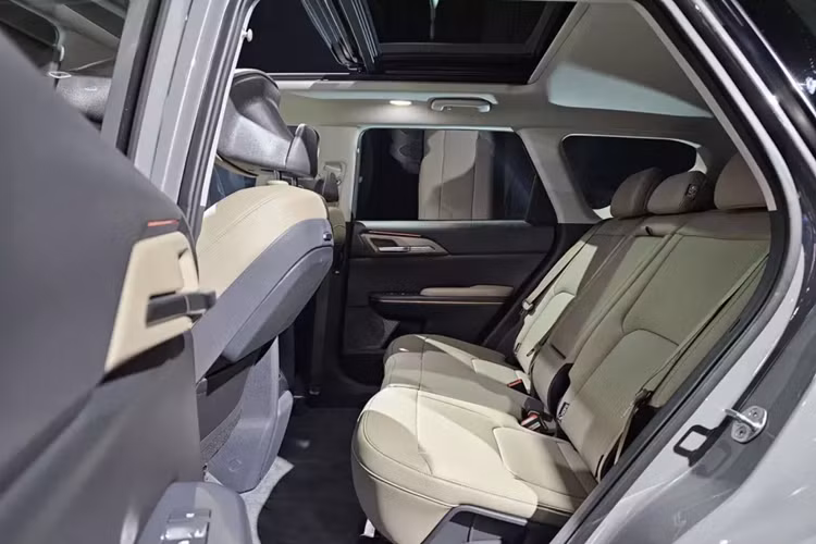 Các bản cao cấp hơn sẽ có thêm cửa sổ trời toàn cảnh, cửa cốp đóng/mở chỉnh điện rảnh tay, tay nắm cửa chỉnh điện và ốp cua lốp màu đen bóng. Tương tự ngoại thất, nội thất của mẫu xe này cũng gợi liên tưởng đến Kia EV9. Bên trong xe, Kia EV5 được trang bị 2 hàng ghế với 5 chỗ ngồi.