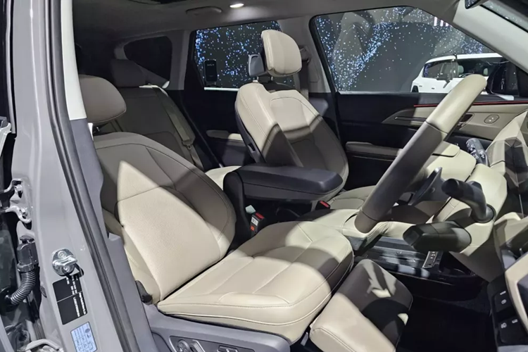 Hệ thống hỗ trợ khởi hành ngang dốc, cân bằng điện tử, phanh tay điện tử, tự động giữ phanh tạm thời, hỗ trợ phanh khi xuống dốc, cảm biến hỗ trợ đỗ xe phía trước/sau/bên sườn, hệ thống kiểm soát hành trình thích ứng, hỗ trợ giữ làn đường, hỗ trợ bám làn đường và ngăn va chạm phía trước.