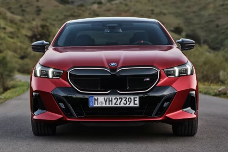 Bản 520i cho châu Âu dùng máy 2.0L mild hybrid, công suất 205 mã lực, mô-men xoắn 330 Nm. Trong khi đó, phiên bản 530i dùng động cơ 2.0L mild hybrid, công suất 255 mã lực, mô-men xoắn 400 Nm. Bản i5 thuần điện sẽ được trang bị động cơ đơn công suất 335 mã lực, mô-men xoắn 430 Nm.