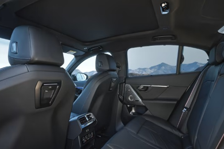 Đặc biệt, ở lần lên đời này, 5-Series thế hệ mới mang đến cho người dùng những trải nghiệm mới thú vị hơn với tính năng chơi game trong xe khi xe đang đỗ, chẳng hạn như lúc xe đang đỗ để sạc lại pin. Bên cạnh đó, người dùng mua i5 sẽ có cơ hội sử dụng thanh điều khiển Interaction Bar cảm ứng chạm cực nhạy giống trên dòng 7-Series.