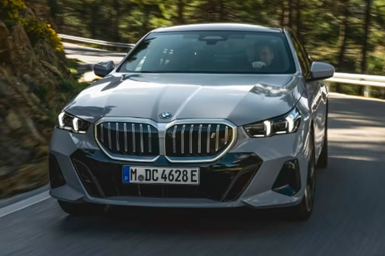 Nhìn chung, ngoài sự khác biệt về lưới tản nhiệt và động cơ, BMW i5 điện và động cơ đốt trong đều giống nhau về ngoại, nội thất. Cả hai đều được phát triển dựa trên nền tảng khung gầm CLAR của BMW. Ở thế hệ mới này, BMW 5-Series được gia tăng đáng kể về kích thước.