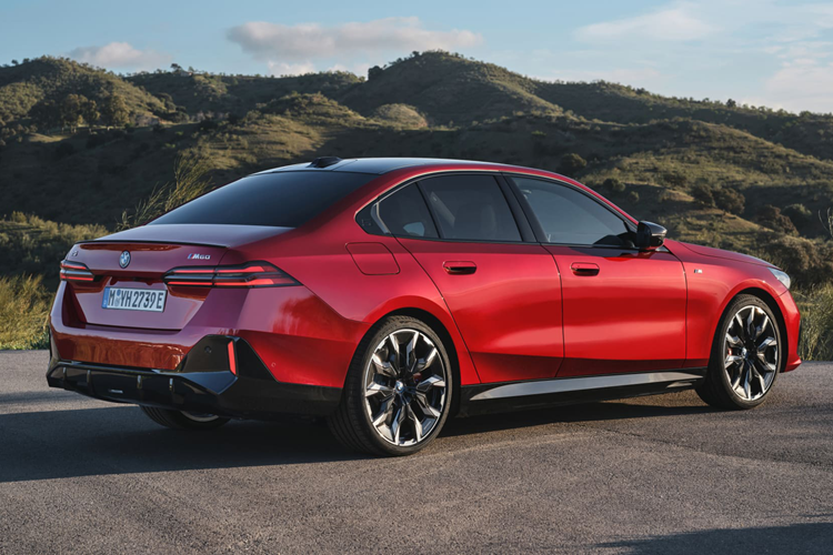 Theo thông tin từ hãng, i5 và 5-Series 2024 là dòng xe đầu tiên trên thế giới được trang bị hệ thống hỗ trợ thay đổi làn đường chủ động, tích hợp tính năng xác nhận bằng mắt. Xe có thể đề xuất chuyển làn, người lái có thể xác nhận điều này bằng cách nhìn vào gương ngoại thất để xác nhận việc chuyển làn.