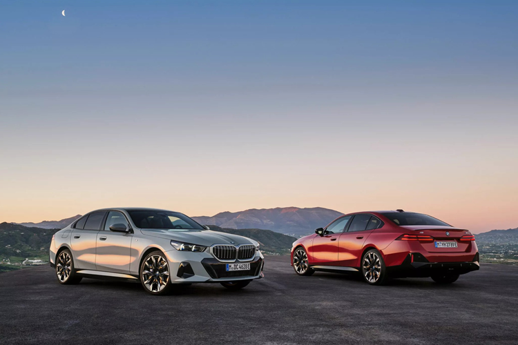 Khi điều kiện giao thông cho phép, hệ thống hỗ trợ thay đổi làn đường chủ động có thể tự động thực hiện các chuyển động đánh lái chuyển làn. Ngoài ra, 5-Series mới nhất còn được trang bị tính năng hỗ trợ đỗ xe với hỗ trợ lùi.