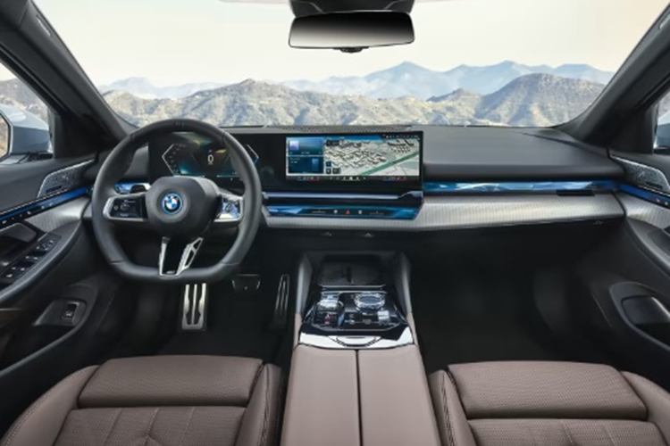 Nếu như ở ngoại thất, những thay đổi còn khá dè dặt thì ở nội thất, các kỹ sư của BMW gần như đã “lột xác” toàn diện cho mẫu xe này. Nội thất của BMW 5-Series và I5 2024 đều giống hệt nhau với màn hình kép cỡ lớn và trợ lý ảo thông minh BMW Intelligent Personal Assistant, đi kèm hệ điều hành bản iDrive 8.5 mới nhất.