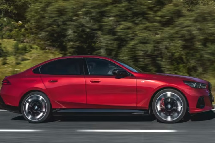 Chiều dài của xe tăng 86,4mm lên 5.060mm. Trong đó, chiều dài cơ sở chiếm 2.995mm, tăng 20mm. Thiết kế của BMW 5-Series 2024 được tinh chỉnh khá nhiều so với thế hệ tiền nhiệm. Xe sở hữu ngoại thất mạnh mẽ, với những đường gân được cắt xẻ táo bạo. Đèn xe và lưới tản nhiệt cũng được nâng cấp đáng kể.