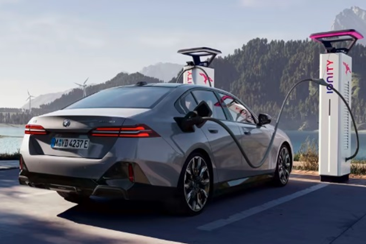 Thanh điều khiển này chạy dọc táp-lô, có thể dùng để chỉnh điều hòa. Với các bản 5-Series động cơ đốt trong, đây là trang bị tùy chọn. 5-Series vẫn sẽ có nhiều phiên bản và nhiều cấu hình động cơ. Tại Mỹ, bản tiêu chuẩn 520i dùng máy 2.0L công suất 188 mã lực, mô-men xoắn 310 Nm.