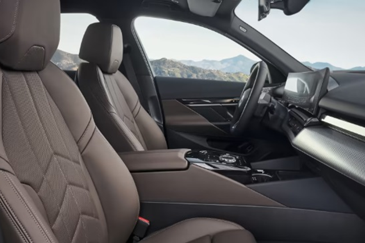 Ngoài ra, xe còn có hàng loạt các tiện ích cao cấp khác như: hệ thống điều khiển qua cử chỉ tay lẫn khẩu lệnh, cửa sổ trời toàn cảnh, cần số truyền thống thay bằng lẫy gạt nhỏ gọn.