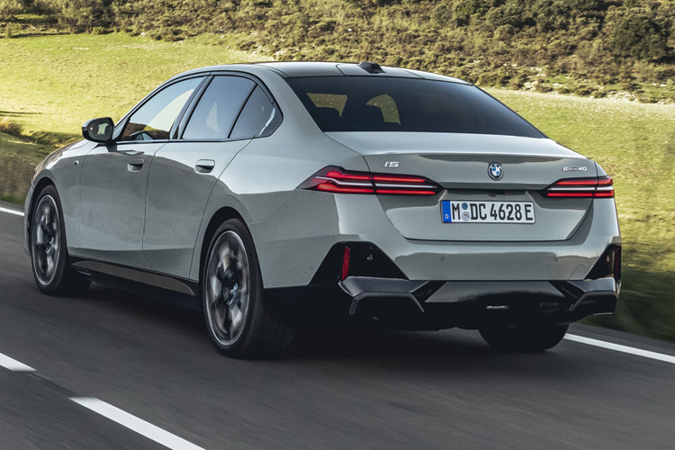 Khi kích hoạt chế độ hỗ trợ đỗ xe chuyên nghiệp, thao tác đỗ xe tự động lên đến 200 mét có thể được điều khiển từ bên trong xe hoặc bằng điện thoại thông minh từ bên ngoài xe... Hiện mức giá xe BMW 5-Series và i5 2024 chưa được công bố chính thức.