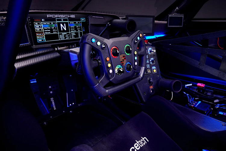 Mặc dù chúng trông rất giống nhau, trên thực tế mẫu concept coupe chỉ là bản nghiên cứu thiết kế và có khung sườn của một chiếc Cayman GT4 RS bên dưới; trong khi phiên bản Speedster lại dựa vào nền tảng của mẫu xe đua thuần điện 718 Cayman GT4 e-Performance và thừa hưởng toàn bộ tinh túy từ bản concept Mission R. Với hai mẫu concept này, Porsche cho thấy hãng luôn quan tâm đến tương lai nhưng cũng duy trì sự hiểu biết rõ ràng về những giá trị mà di sản của mình mang lại.