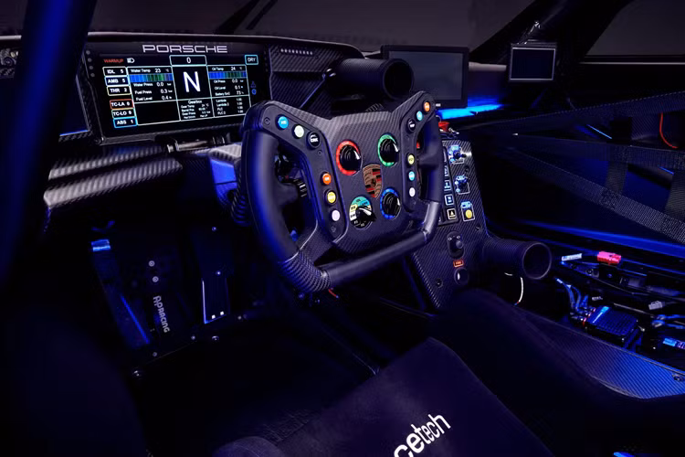 Mặc dù chúng trông rất giống nhau, trên thực tế mẫu concept coupe chỉ là bản nghiên cứu thiết kế và có khung sườn của một chiếc Cayman GT4 RS bên dưới; trong khi phiên bản Speedster lại dựa vào nền tảng của mẫu xe đua thuần điện 718 Cayman GT4 e-Performance và thừa hưởng toàn bộ tinh túy từ bản concept Mission R. Với hai mẫu concept này, Porsche cho thấy hãng luôn quan tâm đến tương lai nhưng cũng duy trì sự hiểu biết rõ ràng về những giá trị mà di sản của mình mang lại.