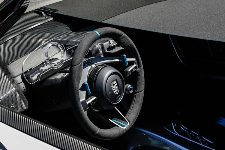 Giá khởi điểm của xe là 160.700 USD (3,9 tỷ đồng) nhưng bạn sẽ muốn chi thêm để được trang bị sẵn gói Weissach Package với các thành phần sợi carbon lộ ra ngoài và ống xả titan. Cùng với đó là 1 mẫu đồng hồ chung thiết kế có tên Porsche Design Chronograph.