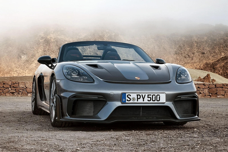  Porsche 718 Spyder RS Là phiên bản mui mở của Cayman GT4 RS, chiếc 718 Spyder RS xuất hiện vào tháng 5/2023 với cùng khối động cơ từng sử dụng trên 911 GT3 có công suất 493 mã lực, tăng tốc từ 0-100 km/h trong 3,2 giây và tốc độ tối đa 307 km/h. Hiệu năng đó thật ấn tượng, nhưng các mẫu Spyder cũng nổi tiếng về phong cách cá tính và phiên bản giới hạn này chắc chắn thể hiện được điều đó.