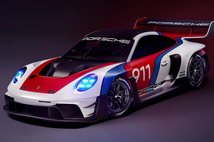  Porsche 911 GT3 R Rennsport Đây là một trong những mẫu xe Porsche nổi bật nhất năm 2023. Đúng như tên gọi, 911 GT3 R Rennsport được thiết kế dựa trên xe đua GT3 R, nhưng không bị hạn chế bởi những quy định của đường đua nên có thể phát huy tối đa năng lực vận hành.