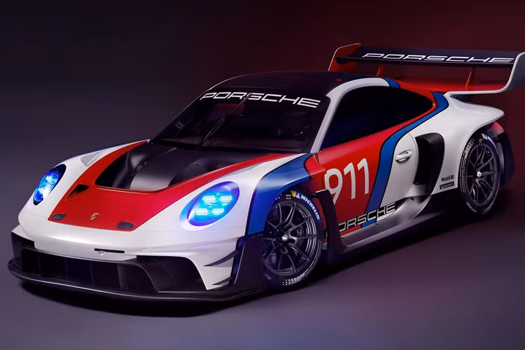  Porsche 911 GT3 R Rennsport Đây là một trong những mẫu xe Porsche nổi bật nhất năm 2023. Đúng như tên gọi, 911 GT3 R Rennsport được thiết kế dựa trên xe đua GT3 R, nhưng không bị hạn chế bởi những quy định của đường đua nên có thể phát huy tối đa năng lực vận hành.