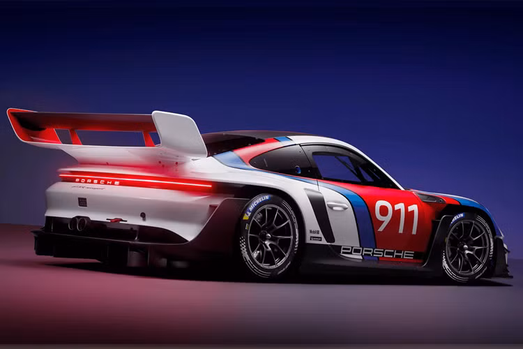 GT3 R Rennsport được ra mắt tại Rennsport Reunion với thông số kỹ thuật ấn tượng, trong đó đáng chú ý nhất là động cơ 6 xi-lanh, dung tích 4,2 lít, vòng tua máy tối đa lên đến 9.400 vòng/phút. Âm thanh khi hoạt động rất hoành tráng, đồng thời còn có thể tạo ra công suất lên tới 612 mã lực. Thân xe bằng sợi carbon đặt riêng, cabin đặc biệt và bánh xe BBS tuyệt đẹp là những chi tiết hấp dẫn khác của chiếc xe có giá 1,046 triệu USD (25,4 tỷ đồng).