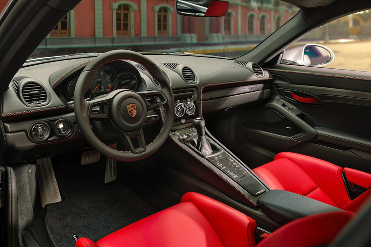 Còn phần nửa đầu tri ân mối quan hệ sâu sắc giữa Porsche và nhãn hiệu đồng hồ TAG Heuer nổi tiếng của Thụy Sĩ. Năm 1963, Jack Heuer (cháu chắt của người sáng lập Edouard) đã giới thiệu chiếc đồng hồ bấm giờ Carrera, được đặt theo tên của cuộc đua lừng danh ở Mexico. Porsche và TAG Heuer đã thiết lập nên quan hệ kể từ đó và phiên bản đặc biệt đã nhấn mạnh sự liên kết này.