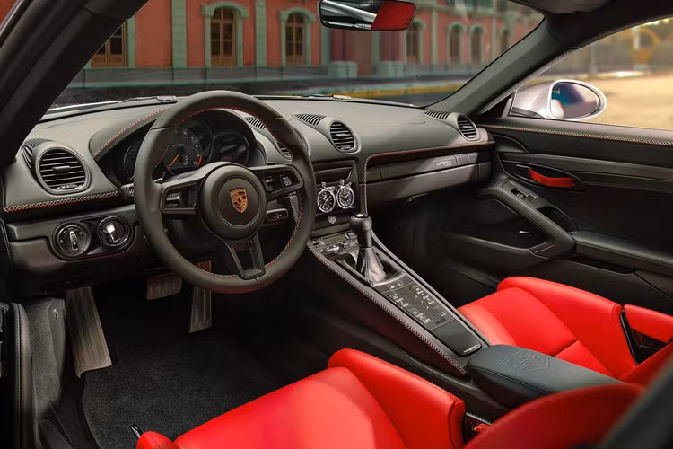 Còn phần nửa đầu tri ân mối quan hệ sâu sắc giữa Porsche và nhãn hiệu đồng hồ TAG Heuer nổi tiếng của Thụy Sĩ. Năm 1963, Jack Heuer (cháu chắt của người sáng lập Edouard) đã giới thiệu chiếc đồng hồ bấm giờ Carrera, được đặt theo tên của cuộc đua lừng danh ở Mexico. Porsche và TAG Heuer đã thiết lập nên quan hệ kể từ đó và phiên bản đặc biệt đã nhấn mạnh sự liên kết này.