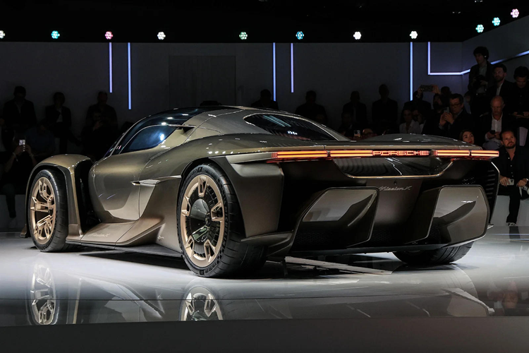 Hãy chờ đợi sự ra mắt của phiên bản hoàn thiện trong vòng 5 năm tới. Porsche cũng hứa hẹn mẫu xe tương lai đó sẽ thiết lập nên nhiều kỷ lục đáng kinh ngạc tại đường đua Nurburgring