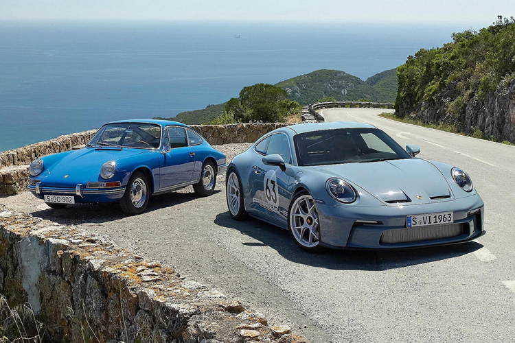  Porsche 911 S/T 911 là dòng xe thể thao nhưng rất đa năng, có thể phù hợp với nhiều nhu cầu sử dụng khác nhau. Tuy nhiên nếu muốn có chiếc 911 tối thượng thì đáp ứng điều đó là chiếc 911 S/T, ra đời để kỷ niệm 60 năm phát triển dòng xe Porsche 911 huyền thoại.