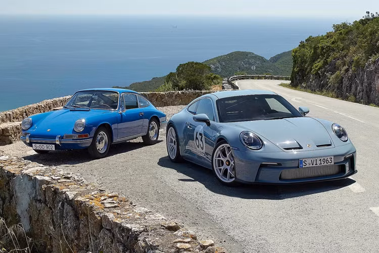  Porsche 911 S/T 911 là dòng xe thể thao nhưng rất đa năng, có thể phù hợp với nhiều nhu cầu sử dụng khác nhau. Tuy nhiên nếu muốn có chiếc 911 tối thượng thì đáp ứng điều đó là chiếc 911 S/T, ra đời để kỷ niệm 60 năm phát triển dòng xe Porsche 911 huyền thoại.